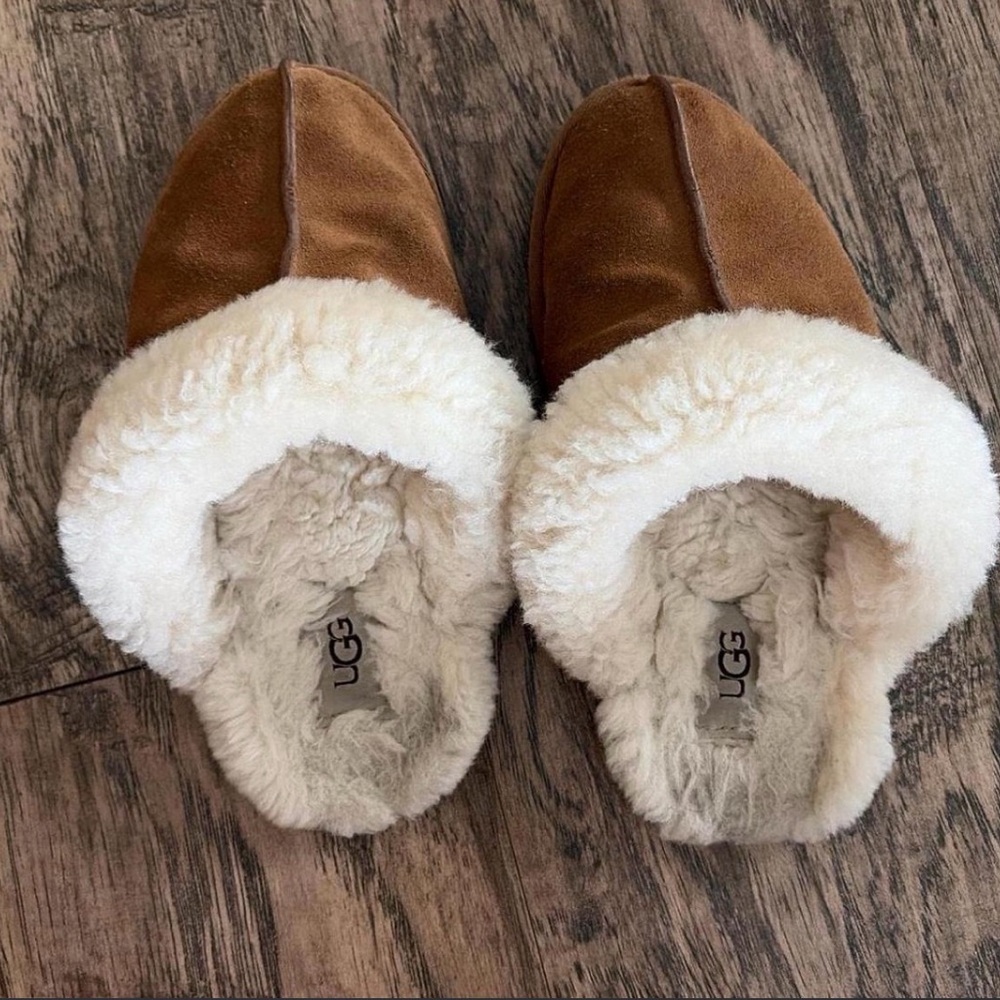 UGG Women's Brown and Cream Sheepskin Slippers Scuffette II